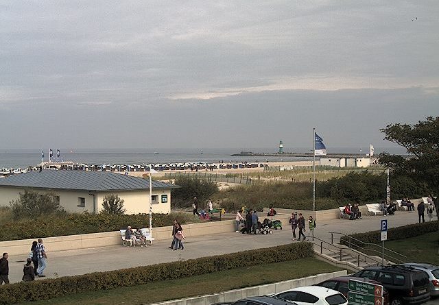 Blick auf den Strand und die Hafeneinfahrt on Rostock Warnemünde